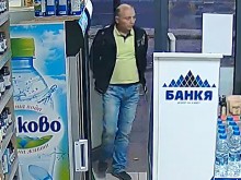 Търси се! Плешиво чиче престоя в магазин 2 секунди, удари дъното!