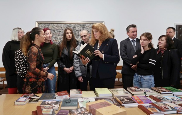 Вицепрезидентът Илияна Йотова подари книги на български класици на студентите