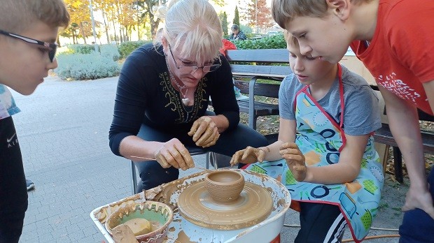Децата на Кюстендил в занимания с глина и тесто