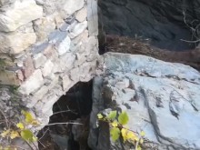 Подкопани са основите на моста на р. Манастирска над Сопот