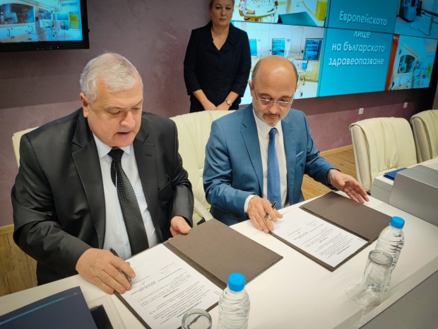 Министър Меджидиев и проф Валентин Игнатов подписаха договора с който