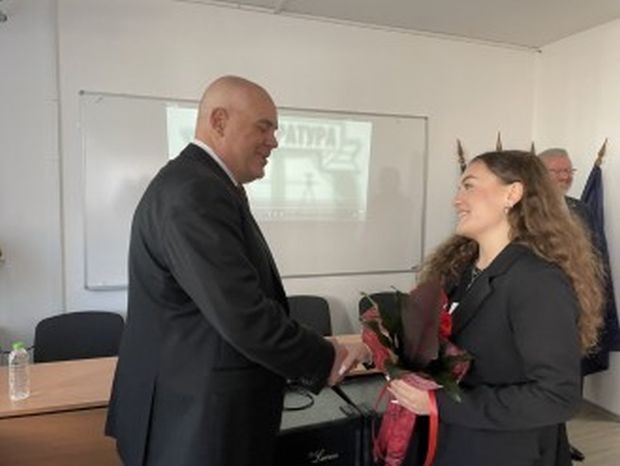 Главният прокурор Иван Гешев разговаря с ученици от Езикова гимназия