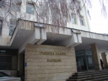 Фалшификаторите остават под стража
