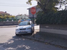 Патрулка паркира в нарушение?