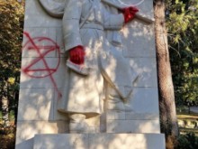 Изрисуваха с червена боя съветски паметник в Стара Загора