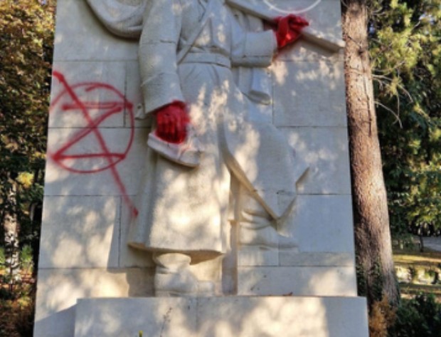 Паметникът на съветския войн  в старозагорския парк Аязмото осъмна изрисуван