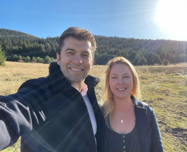 Съпредседателят на Продължаваме Промяната Кирил Петков и жена му Линда