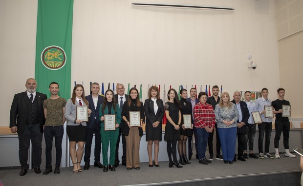 Община Стара Загора и вестник "Стандарт" отличиха ученици за успехите им
