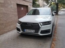 Сигнал: Ганьовци с лъскави автомобили са превзели тротоарите на улица в Пловдив