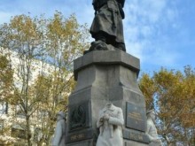 Обезглавиха паметник на Незнайния воин
