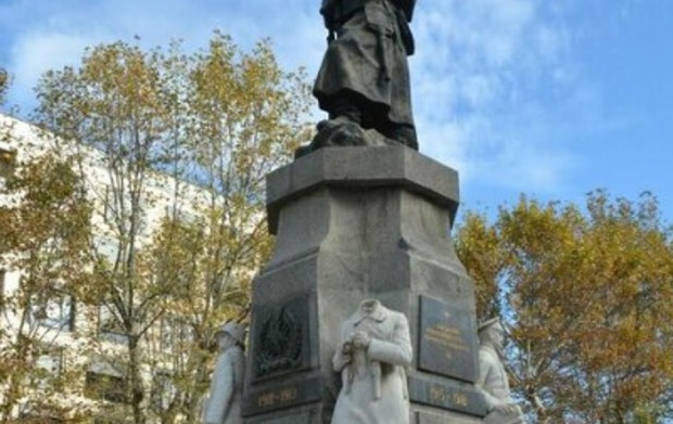 Паметникът на Незнайния воин в Хасково осъмна без главата на