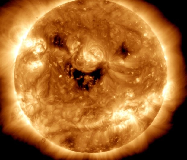 Сателит на НАСА засне Слънцето да се усмихва Фотографията беше