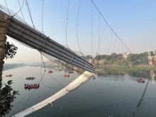Броят на жертвите след срутването на мост в Индия нарасна до 134