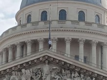 Екоактивист се завърза на покрива на Пантеона в Париж