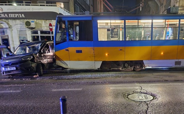 TD Катастрофа между автомобил и трамвай номер 4 е станала