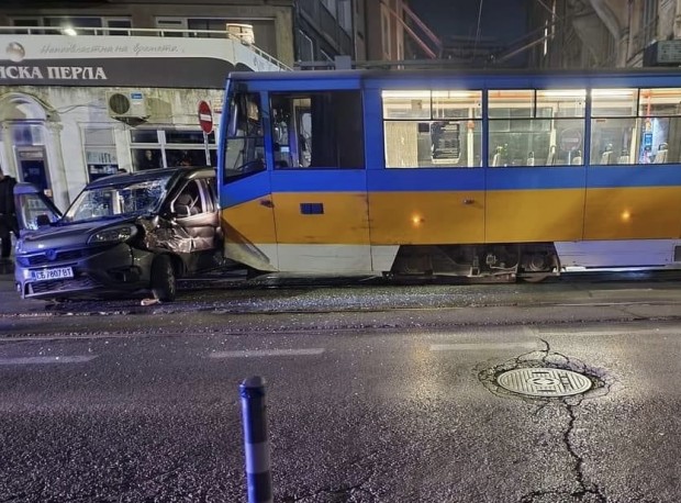 Трамвай блъсна автомобил в центъра на София