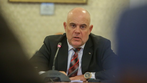 Продължават срещите на главния прокурор Иван Гешев с парламентарно представените