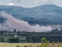 Пожар гори в двора на завод "Арсенал"