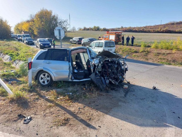 Катастрофа между две коли затруднява движението в района на лясковското