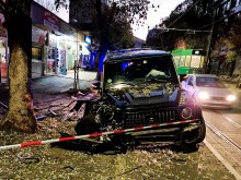 Тежка катастрофа в София посред нощ! Луксозен джип с чужди номера стана на нищо!