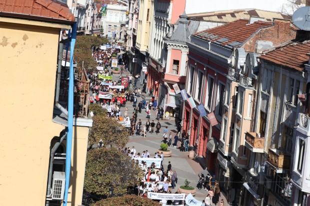 Празнично шествие премина през Главната на Пловдив