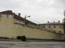 Затворник поиска обезщетение от 100 000 лева заради дървеници и гризачи в затворите в Пловдив и Бобов дол