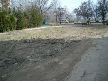 Възстановяват градинка, превърната в кален път