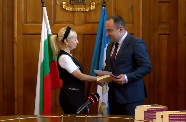 TD Заместник кметът на Пловдив връчи днес грамоти на учители за постигнати