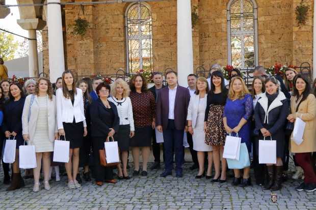 Млади учители от града и региона награди в Деня на народните будители кметът на Велико Търново