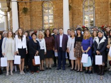 Млади учители от града и региона награди в Деня на народните будители кметът на Велико Търново