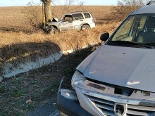 Извънредно: Кола изхвърча от пътя! Майка и дете са в болница!