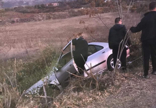 Тежко катастрофирал е лек автомобил на пътя между Брестник и Куклен