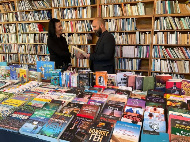 Инициативата "Чрез спорт към знание" дари над 270 тома нови книги на Регионална библиотека "Дора Габе" в Добрич