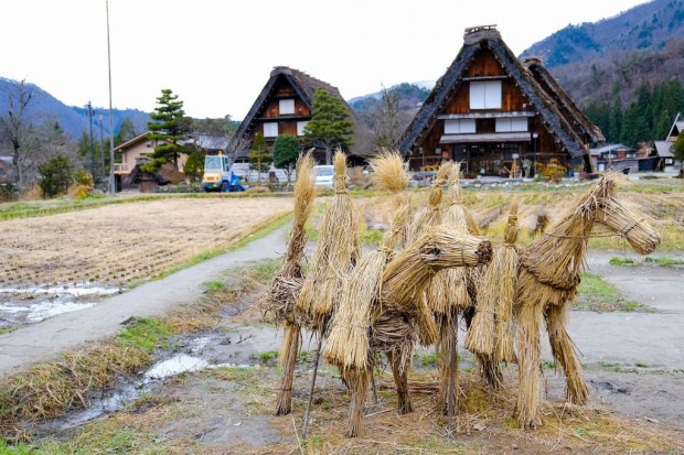 Ширакава традиционно озеленено село разположено в Японските Алпи е популярно по