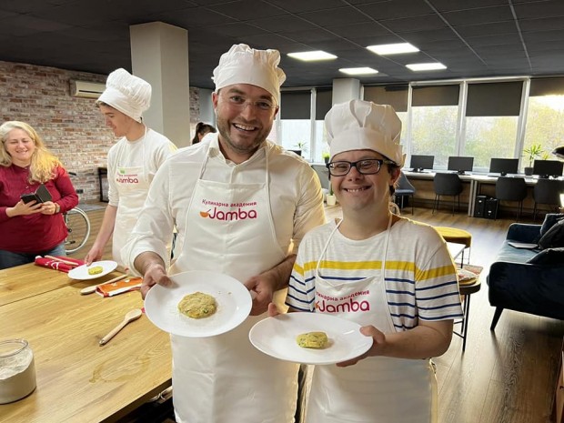 10 младежи със синдром на Даун усвояват кулинарни умения по инициатива на председателя на СОС