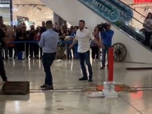 Иван и Андрей получиха леден душ в мол, не са очаквали това!