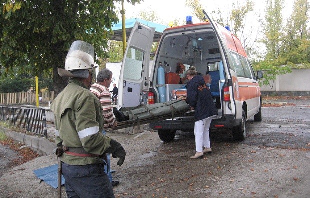 Двама младежи загинаха при тежка катастрофа между кола и автобус край Сапарева баня