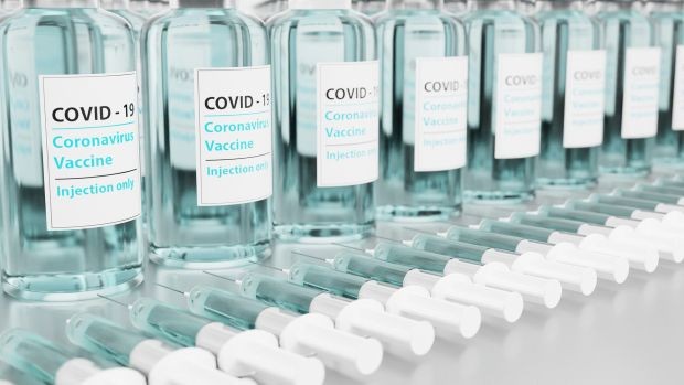 МЗ: Актуализирана е таблицата с възможните схеми при ваксините срещу COVID-19