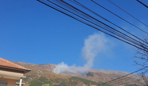 Пожарът в Стара планина над Карлово е в близост до