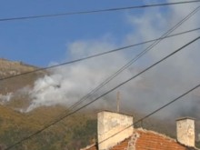 Продължава да бушува пожарът над Карлово