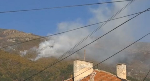Продължава да бушува пожарът в Стара планина над Карлово в