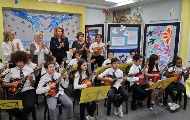 С българска народна песен посрещнаха вицепрезидента Йотова в израелско училище
