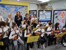 С българска народна песен посрещнаха вицепрезидента Йотова в израелско училище