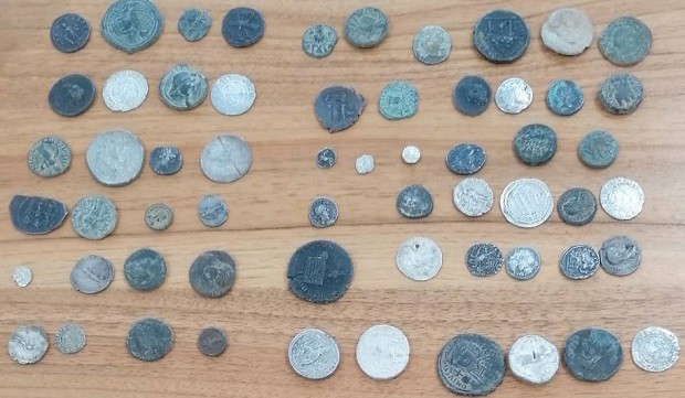 Контрабандно пренасяни 372 старинни монети задържаха митническите служители при проверка