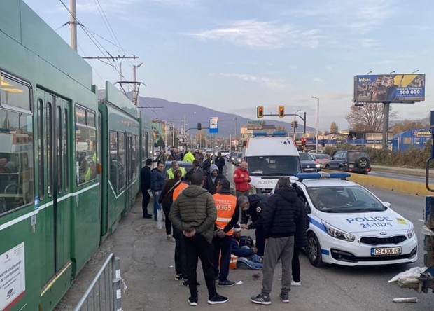 Мъж се блъсна в трамвай в София Инцидентът се е