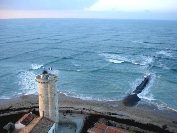 This phenomenon has shocked tourists, you certainly have not seen such waves