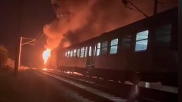 Влакът София - Варна гори след гара Каспичан, съобщават от
