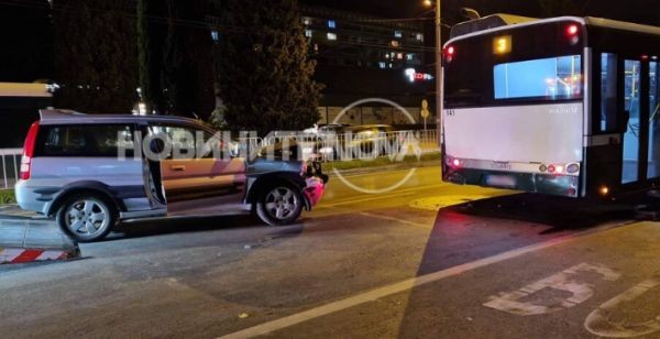 Пиян шофьор се блъсна в автобус на градския транспорт в