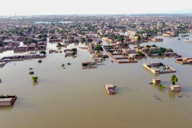 Над 1700 вече са жертвите на наводненията в Пакистан