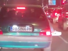 Пловдивска кола в София: Вътре 7-8 души, на единия краката му отвън
